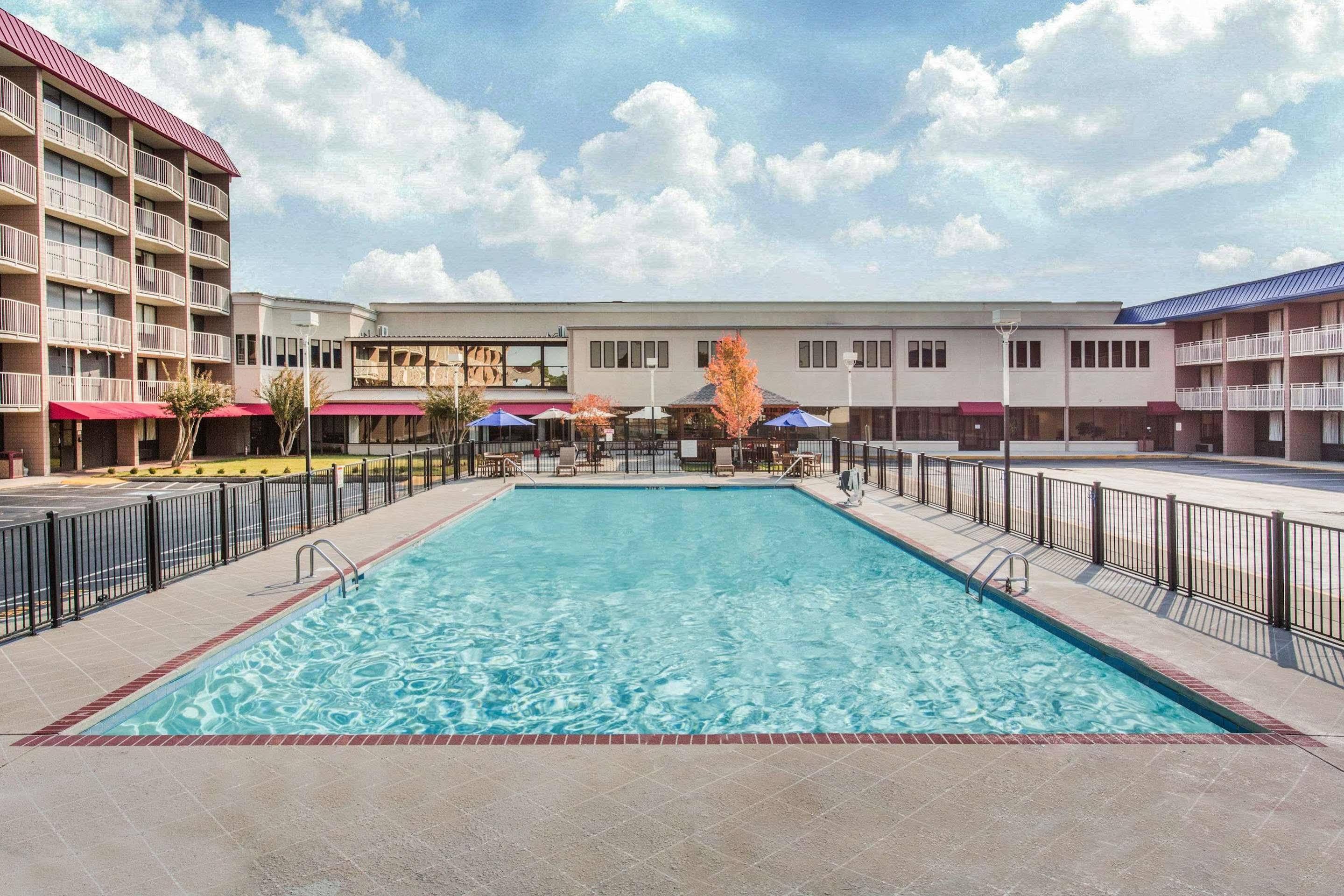 Baymont By Wyndham Fayetteville Fort Bragg Area Екстериор снимка