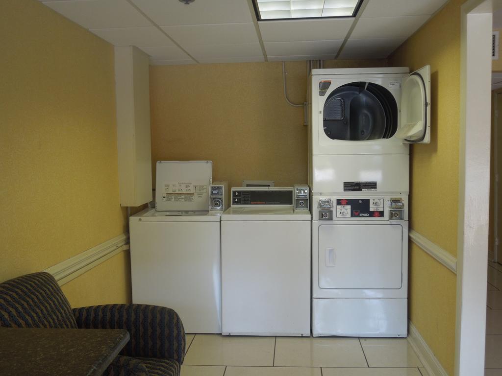 Baymont By Wyndham Fayetteville Fort Bragg Area Екстериор снимка