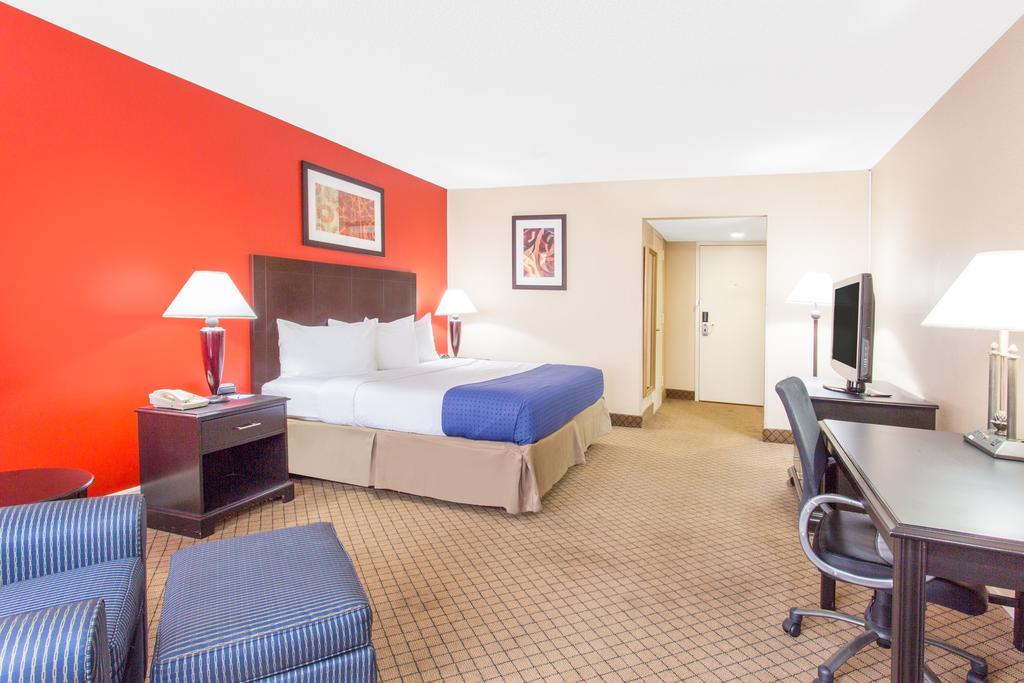 Baymont By Wyndham Fayetteville Fort Bragg Area Екстериор снимка