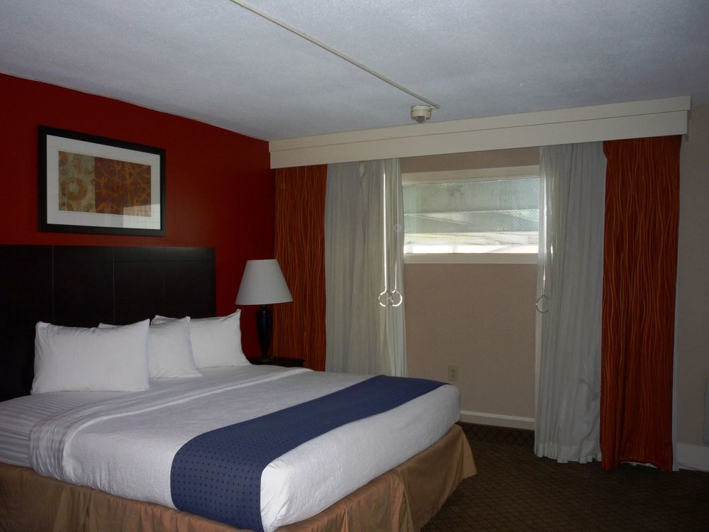 Baymont By Wyndham Fayetteville Fort Bragg Area Екстериор снимка