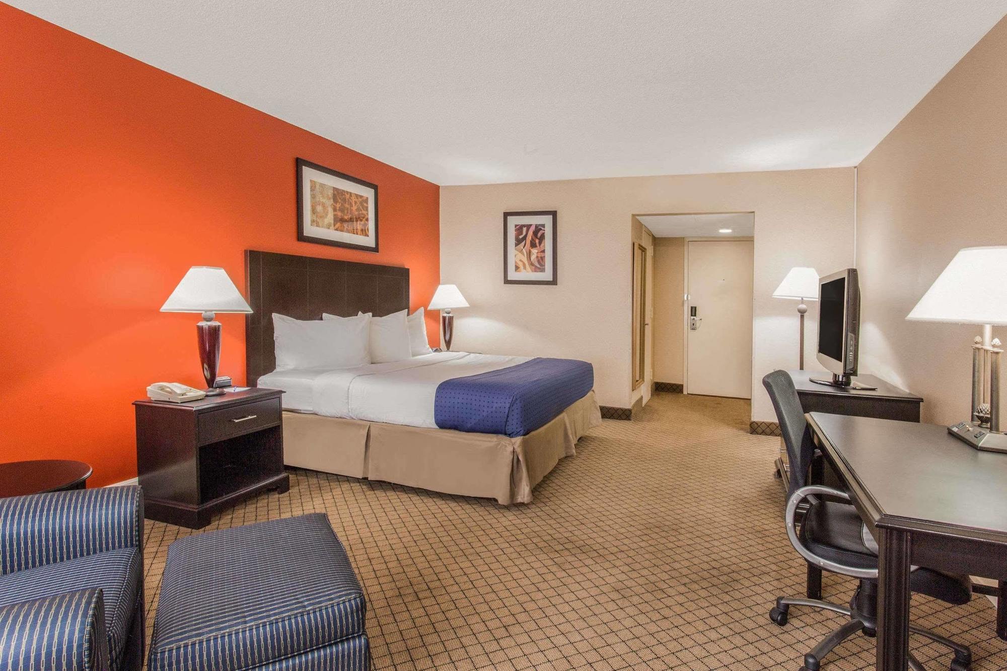 Baymont By Wyndham Fayetteville Fort Bragg Area Екстериор снимка