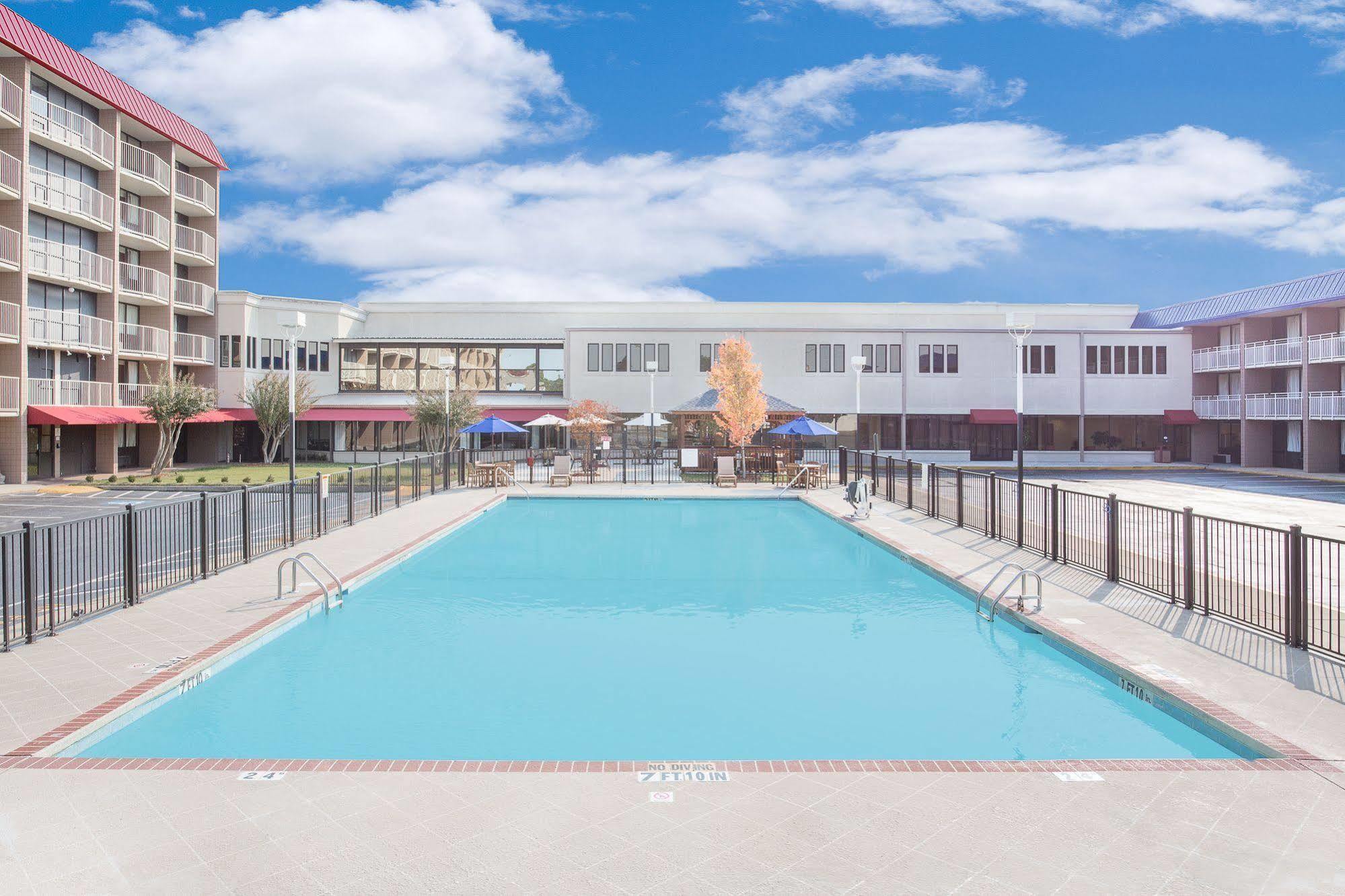 Baymont By Wyndham Fayetteville Fort Bragg Area Екстериор снимка