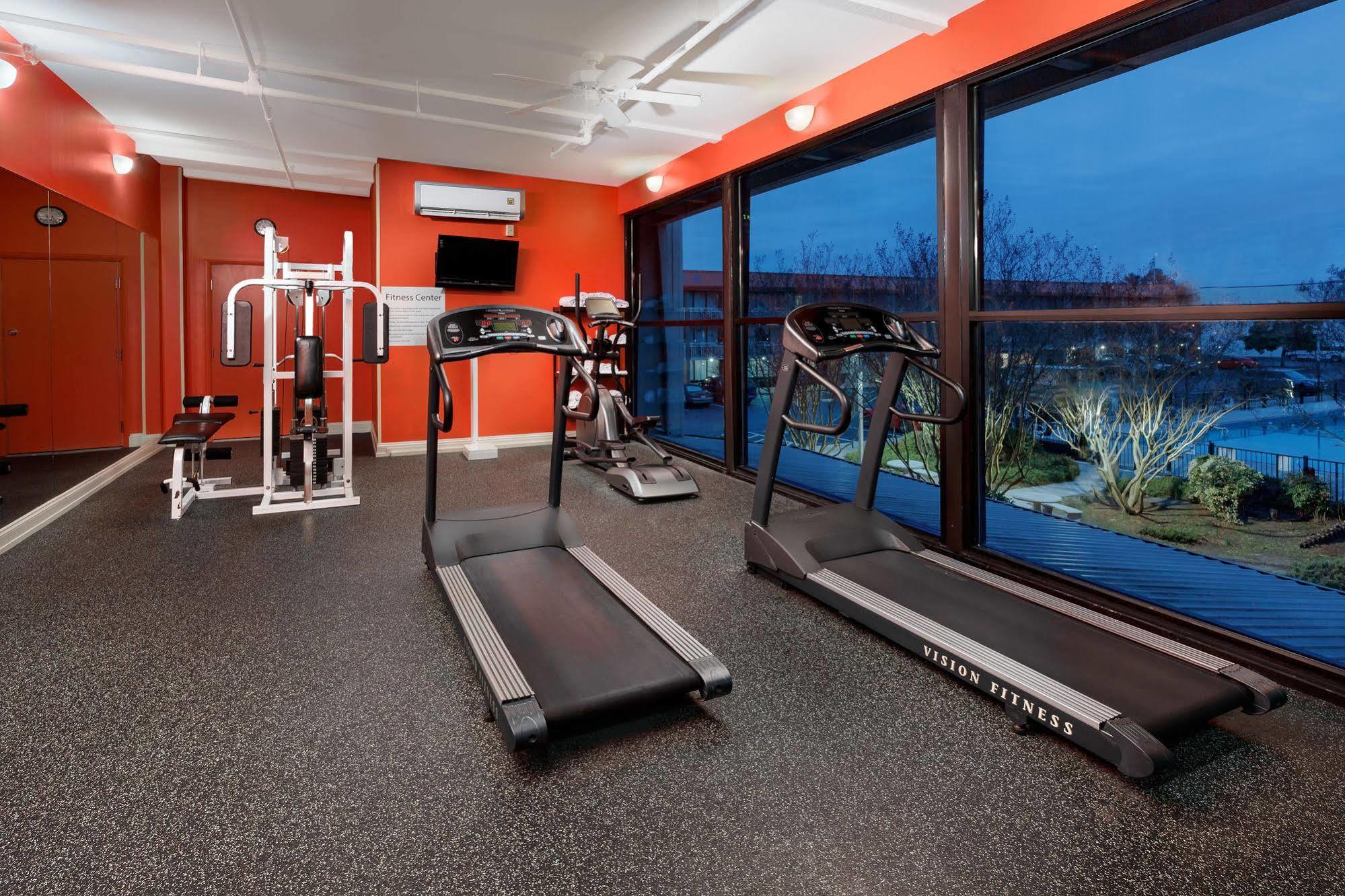Baymont By Wyndham Fayetteville Fort Bragg Area Екстериор снимка