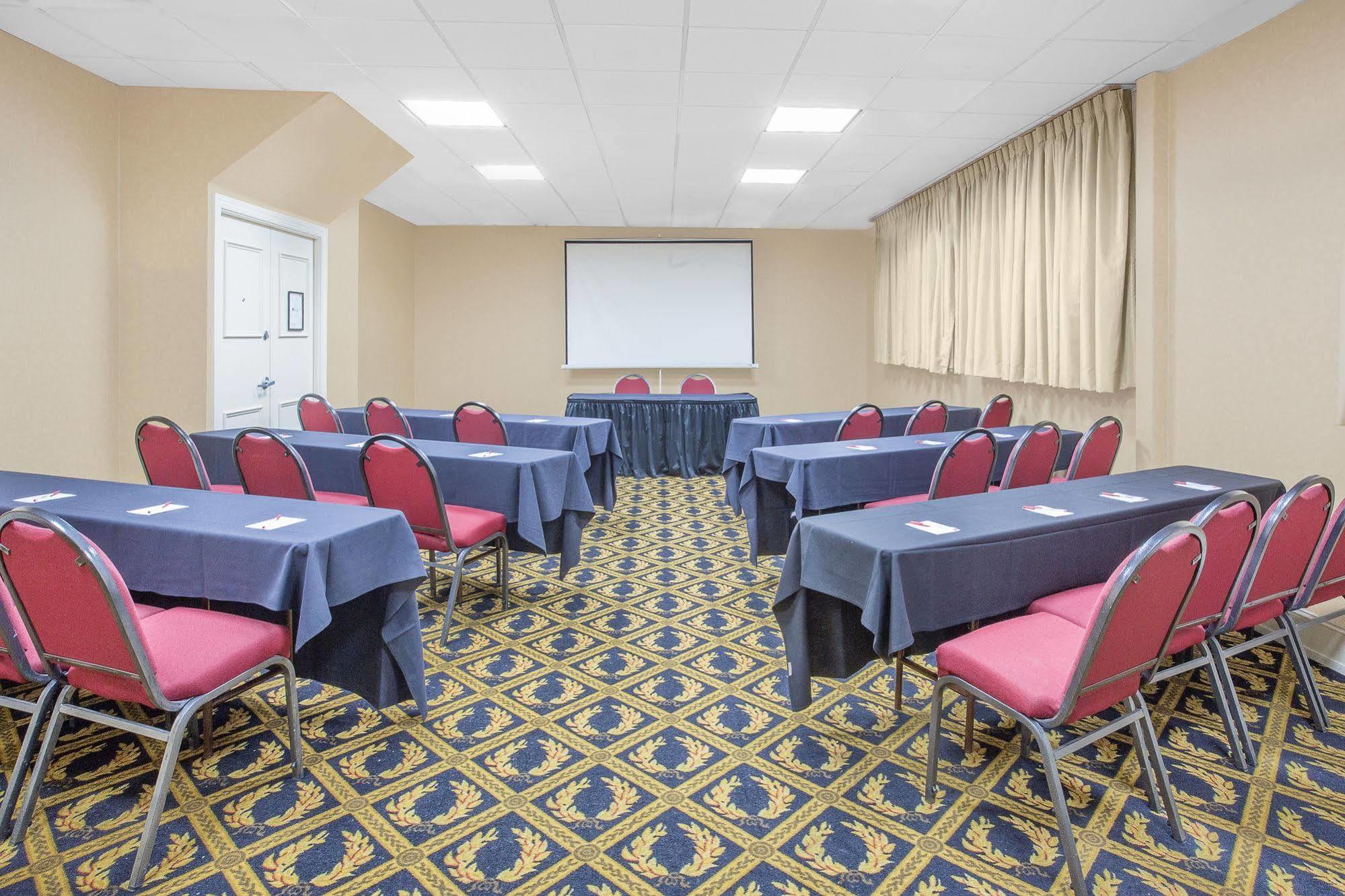 Baymont By Wyndham Fayetteville Fort Bragg Area Екстериор снимка