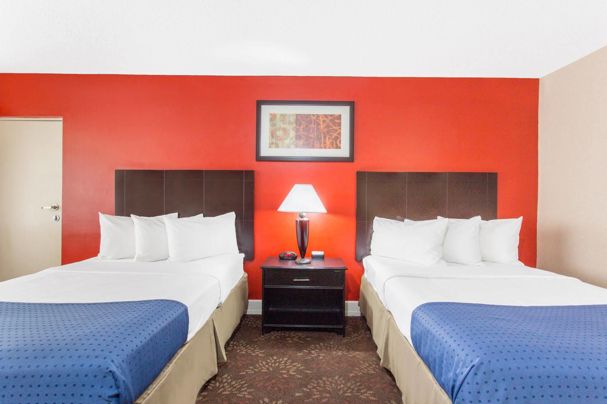 Baymont By Wyndham Fayetteville Fort Bragg Area Екстериор снимка